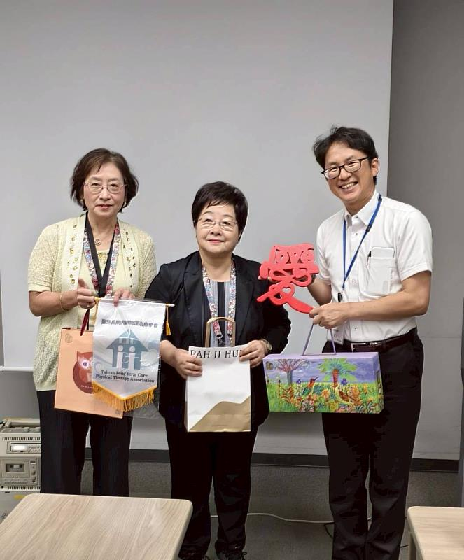 團長台灣社會福利總盟陳節如理事長致贈紀念品